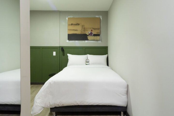 Room 27 of 46