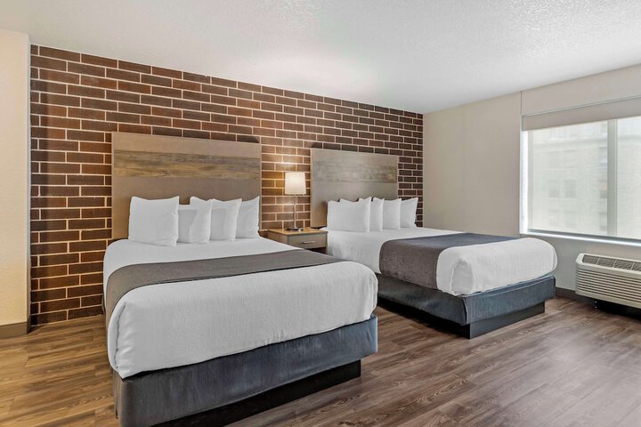 2 Queen Beds Pillow Microfridge Full Breakfast (13 of 17)