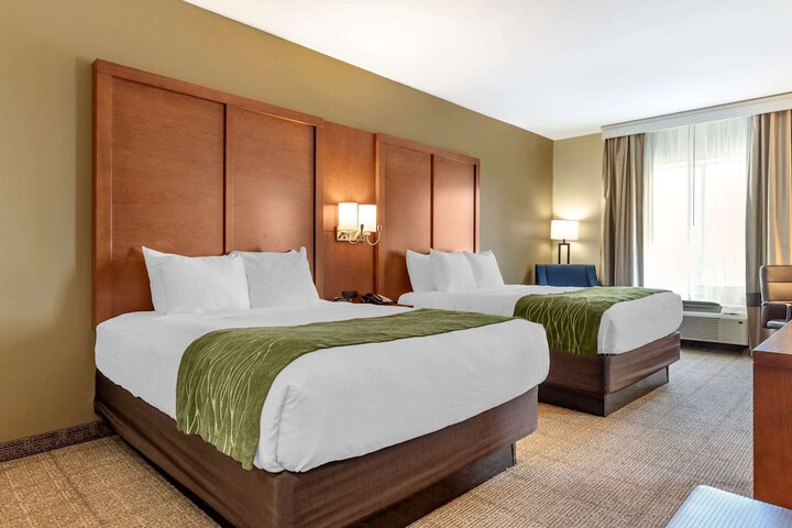 2 Queen Beds (5 of 7)