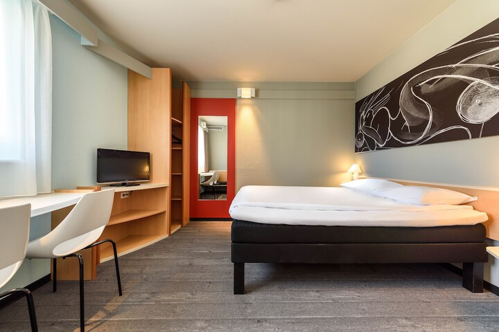Room 3 of 47