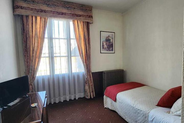 Room 4 of 16