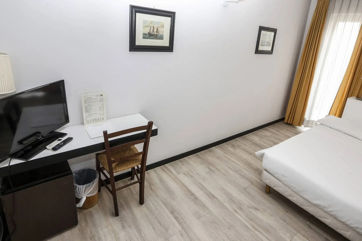 Room 8 of 27