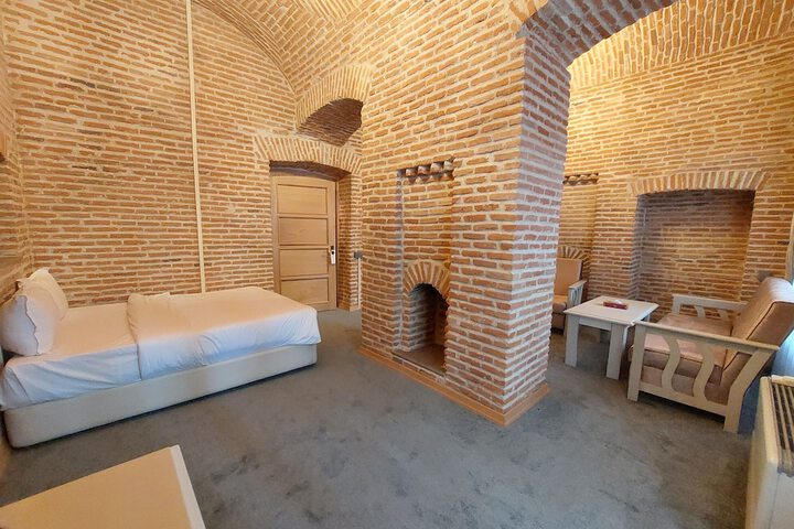 Room 10 of 16