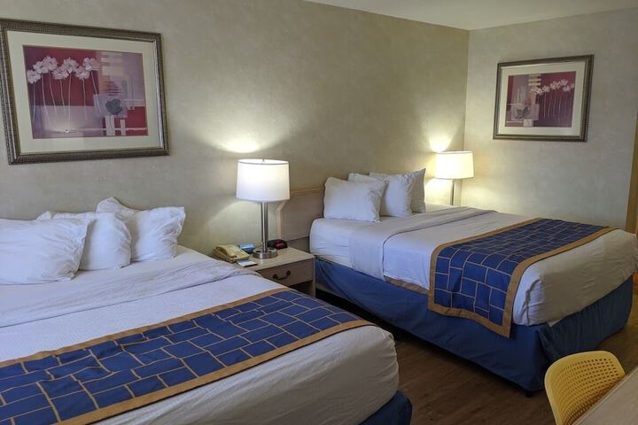 1 Queen Bed (2 of 14)