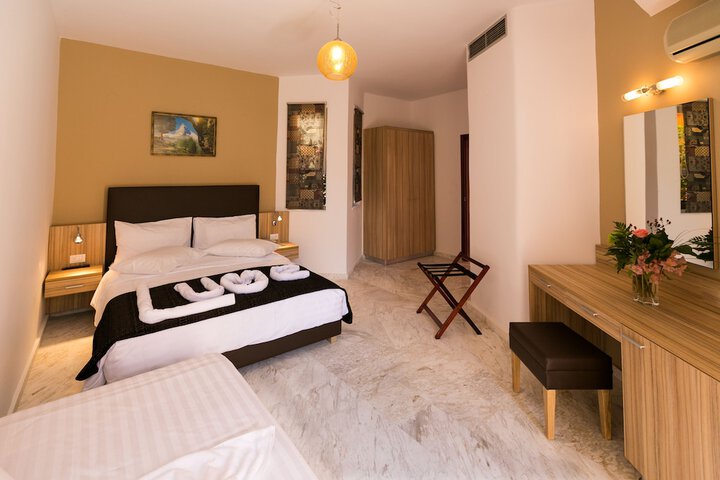 Room 9 of 34