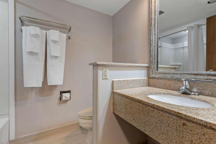 1 King Bed Whirlpool Sitting Area Work Desk WiFi Full Breakfast (6 of 12)