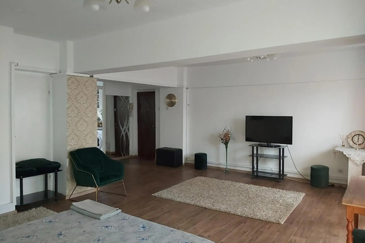 Room 6 of 12