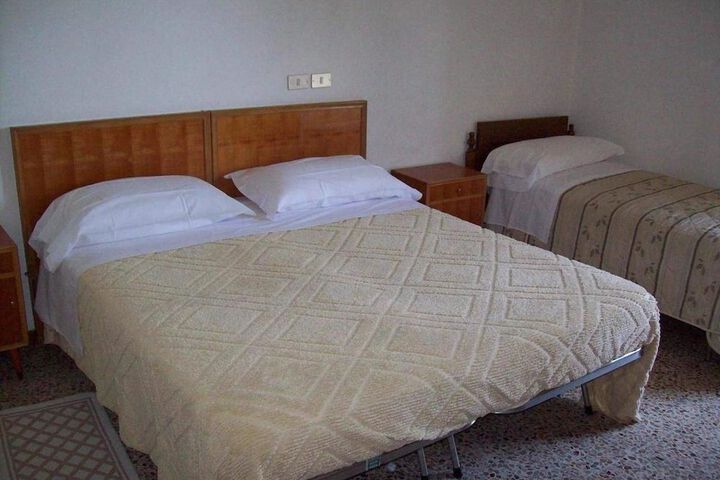 Room 2 of 32