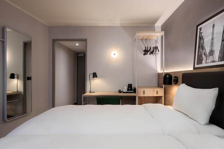 Room 15 of 108