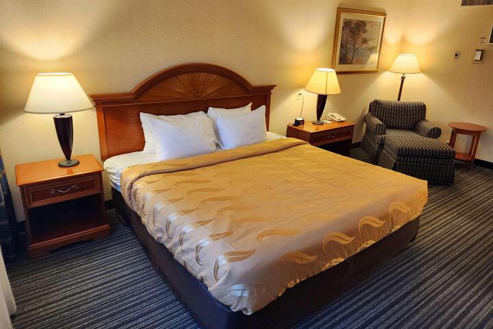 1 King Bed (2 of 7)