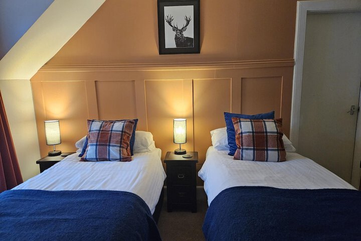 Room 2 of 37
