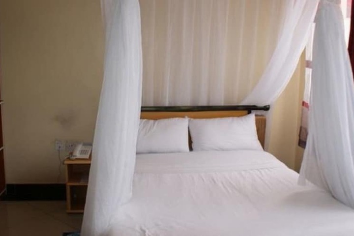 Room 10 of 32