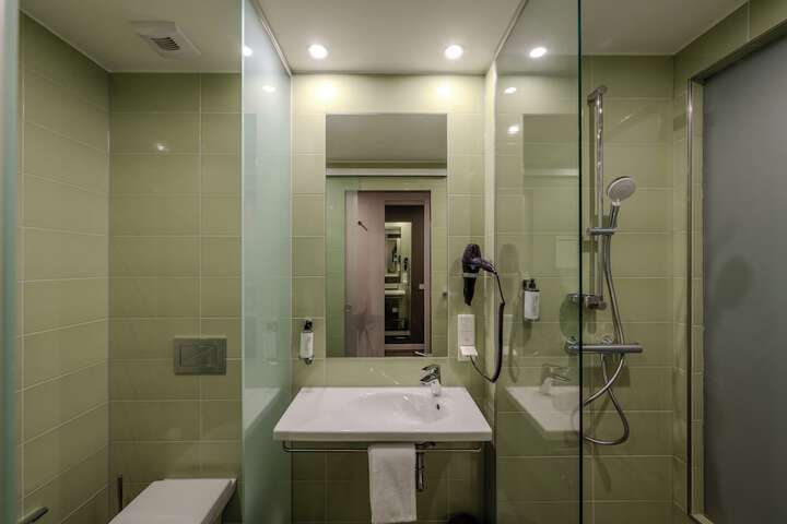 Room 25 of 40