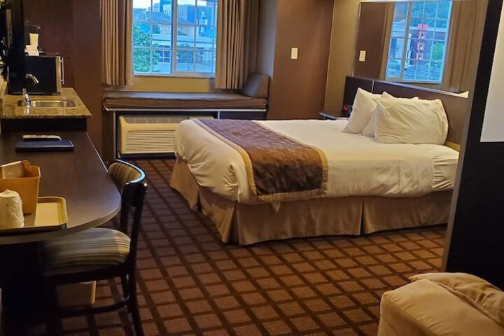 1 Queen Bed Accessible Room (9 of 19)