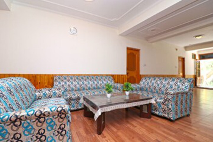 Lounge 11 of 41