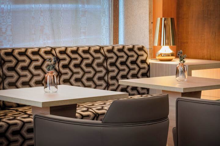 Lounge 42 of 51
