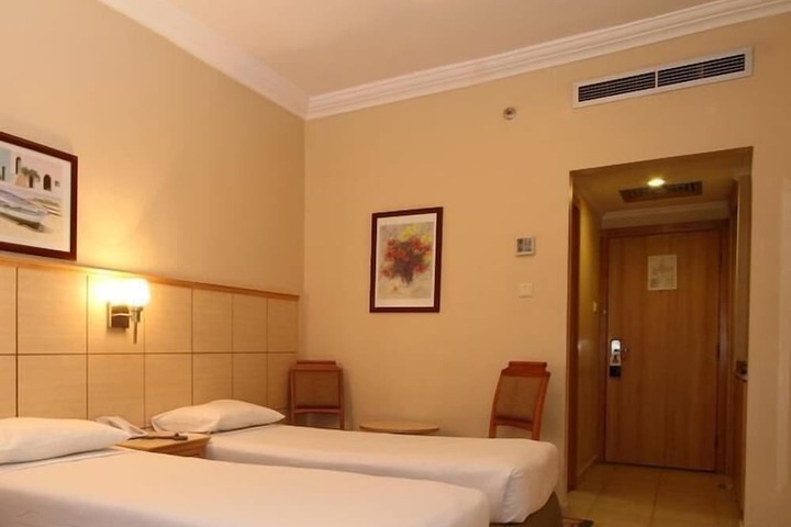 Room 9 of 13