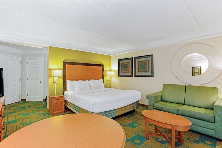 1 King Bed Deluxe Room (2 of 23)