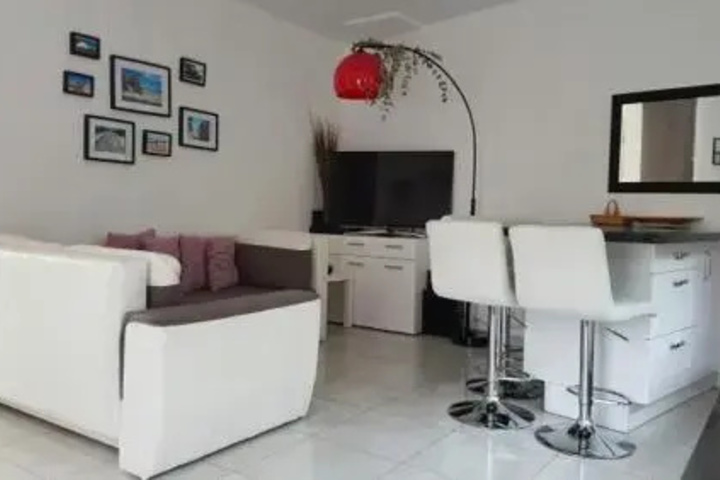 Room 3 of 10