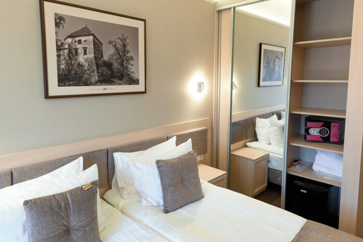 Room 37 of 102
