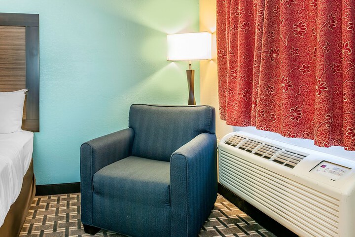 Standard Room, King or Two Doubles (8 of 9)