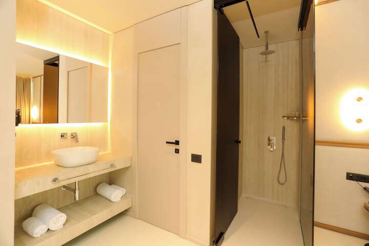 Room 65 of 100