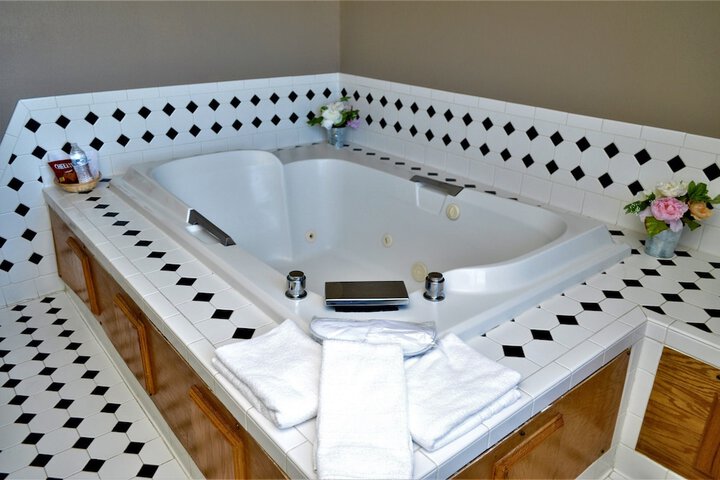 Jetted tub