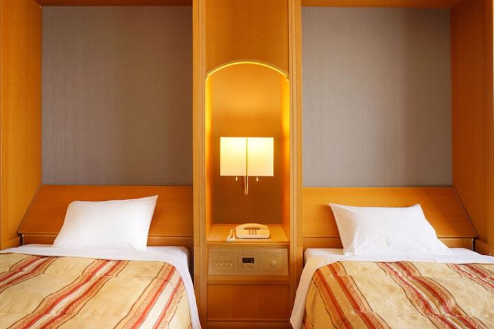 Room 6 of 83