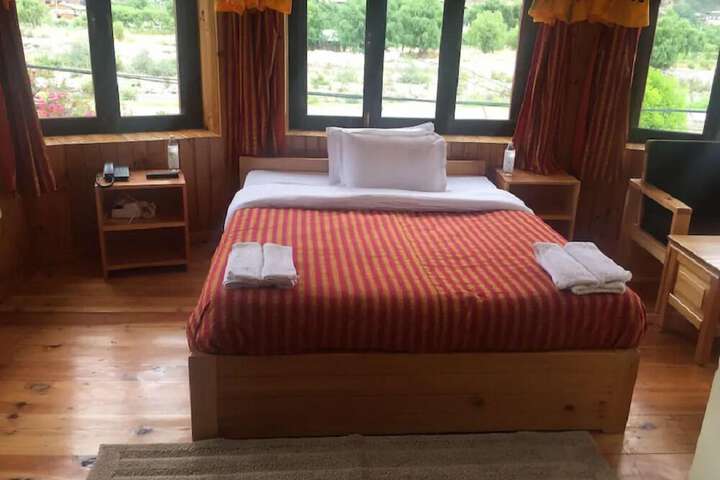 Room 5 of 18