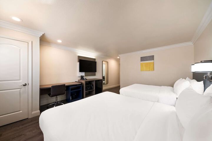 1 Queen Bed (2 of 16)