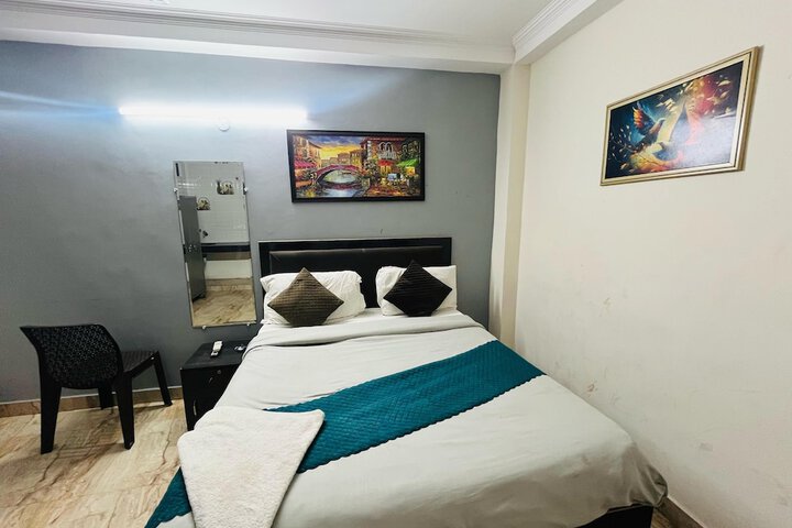Room 5 of 9