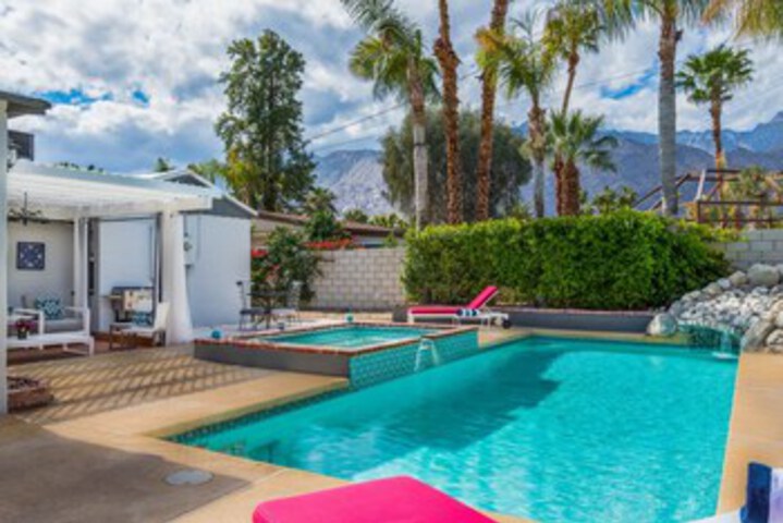 Palm Springs Glamour Three Bedroom House