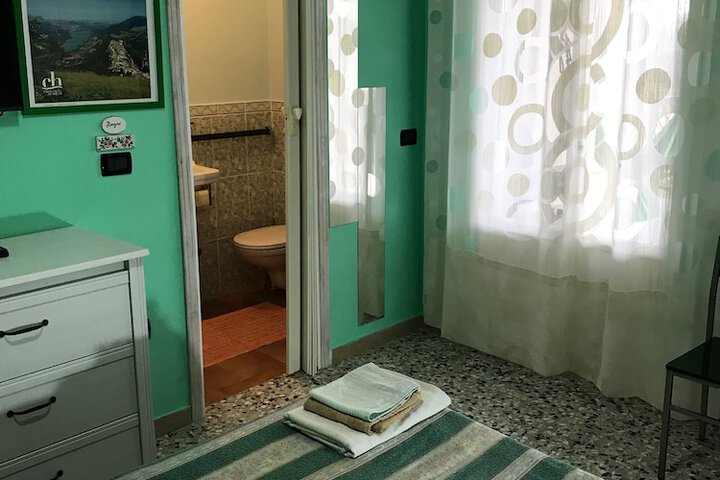 Room 5 of 22