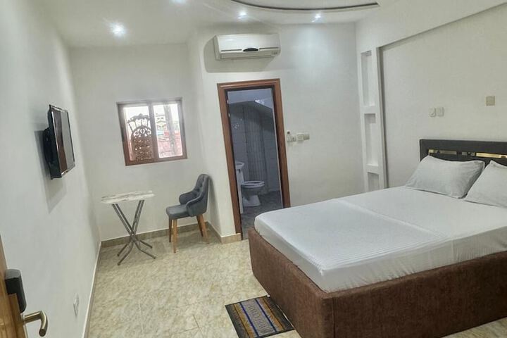 Room 4 of 12