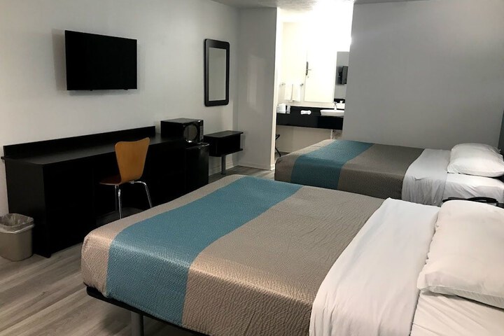 2 Queen Beds Micfridge (4 of 10)