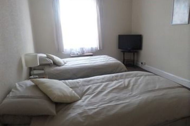Room 6 of 11