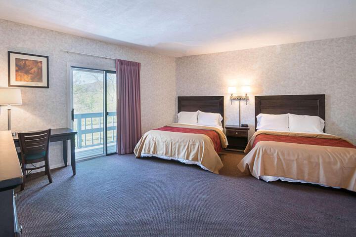2 Double Beds (3 of 7)