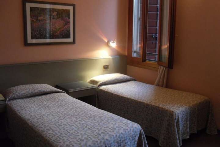 Room 7 of 14