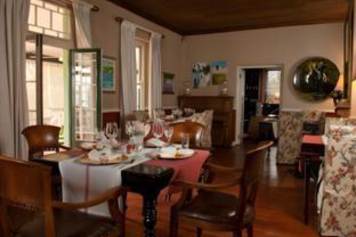 Dining 8 of 23