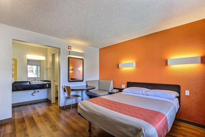 Motel 6 Pleasanton CA Pleasanton | Bookonline.com