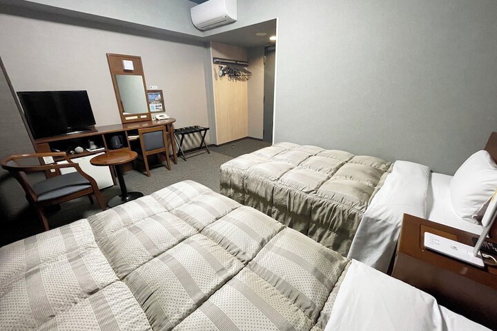 Room 7 of 32
