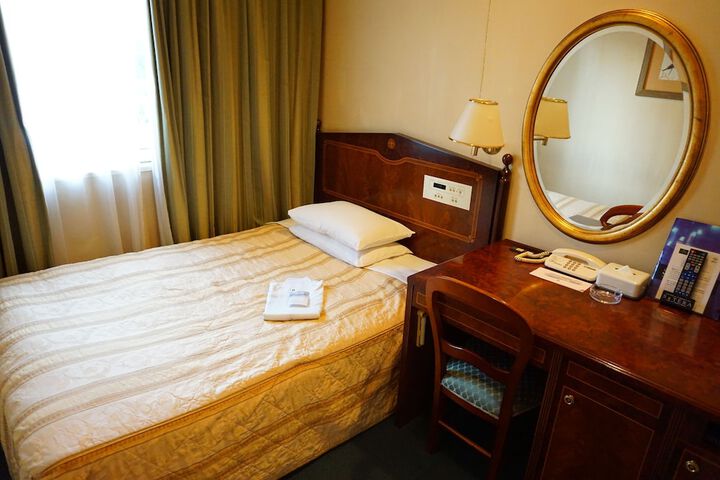 Room 13 of 35