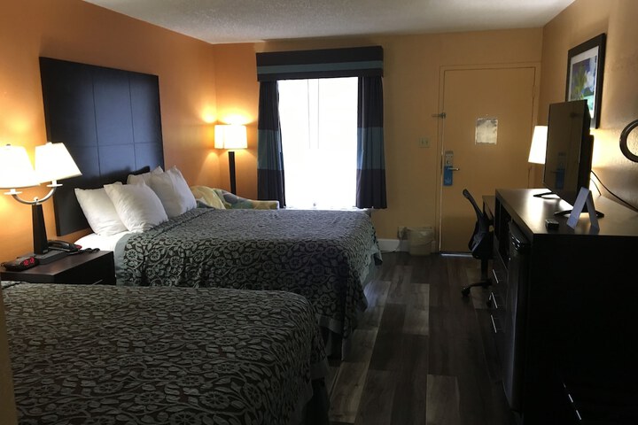 1 Queen Bed Accessible (3 of 10)