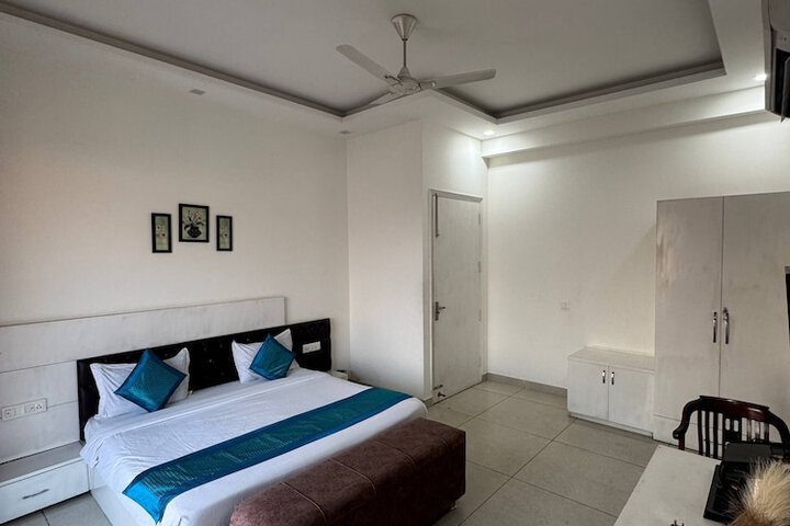 Room 7 of 30