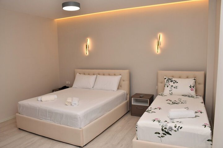 Room 4 of 106