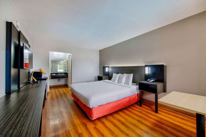 1 King Bed (9 of 9)