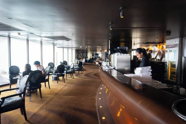 Lounge 176 of 220