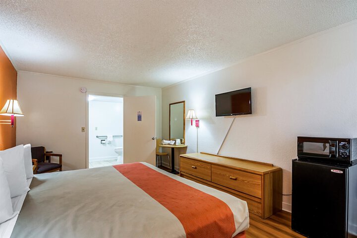1 King Bed (13 of 14)