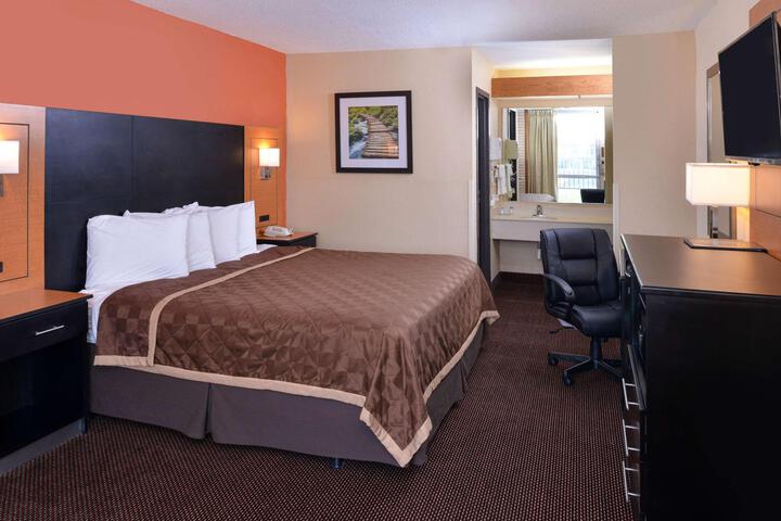 1 King Bed (3 of 13)