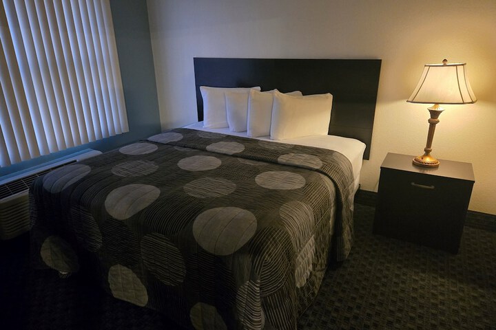 Suite Queen Bed Sofa (3 of 12)